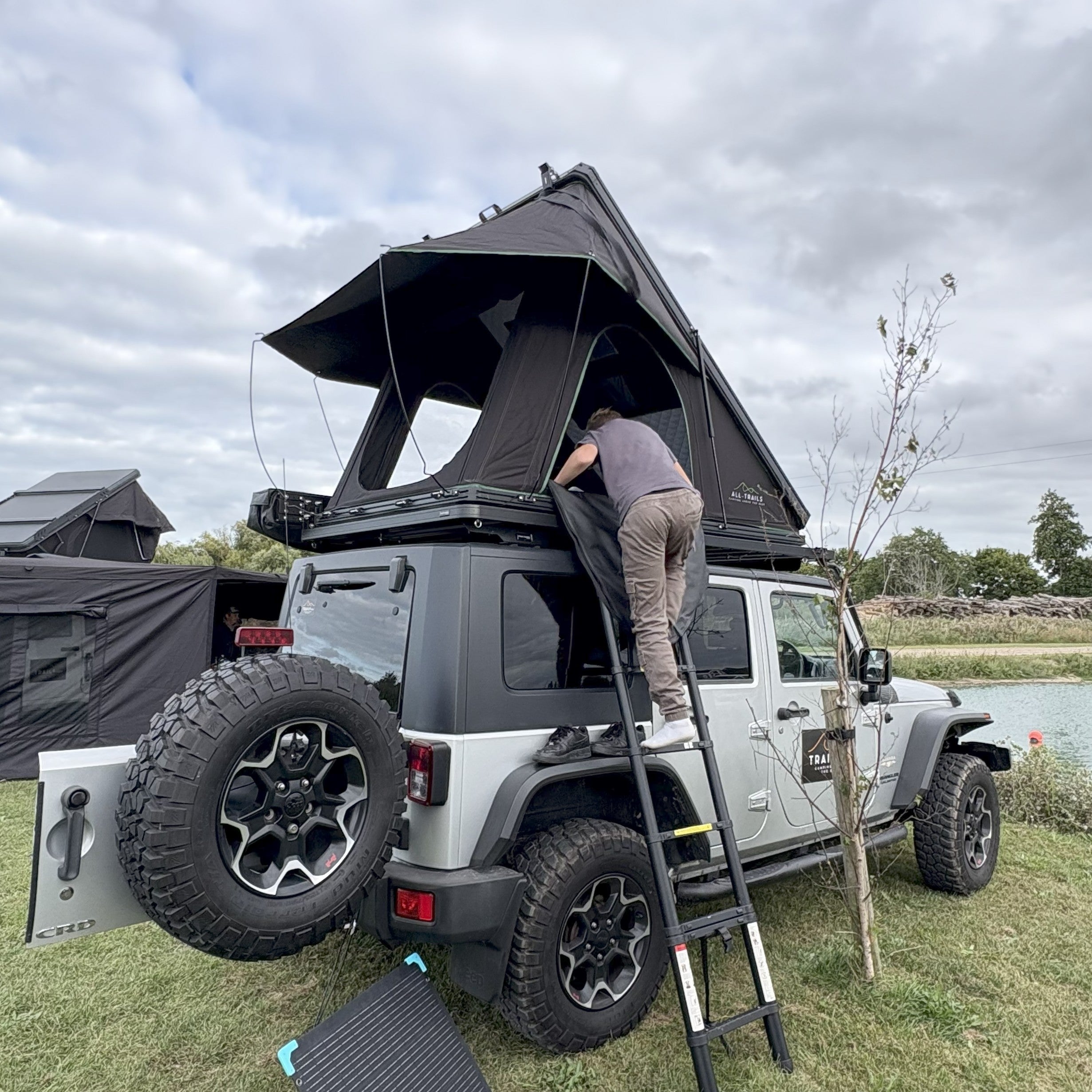 Slim Line AT22 Hard shell roof top tent